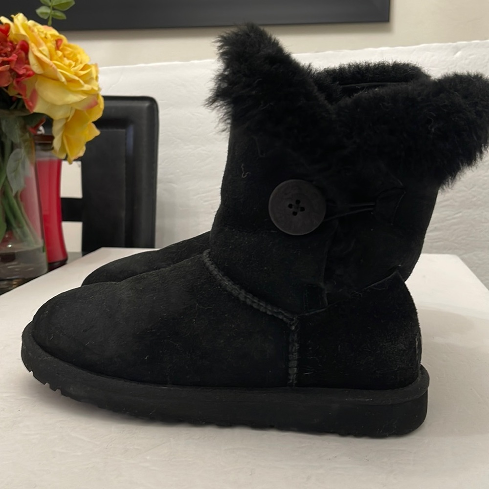 UGG WINTER CLASSIC BUTTON II BOOTS WOMENS SIZE 7